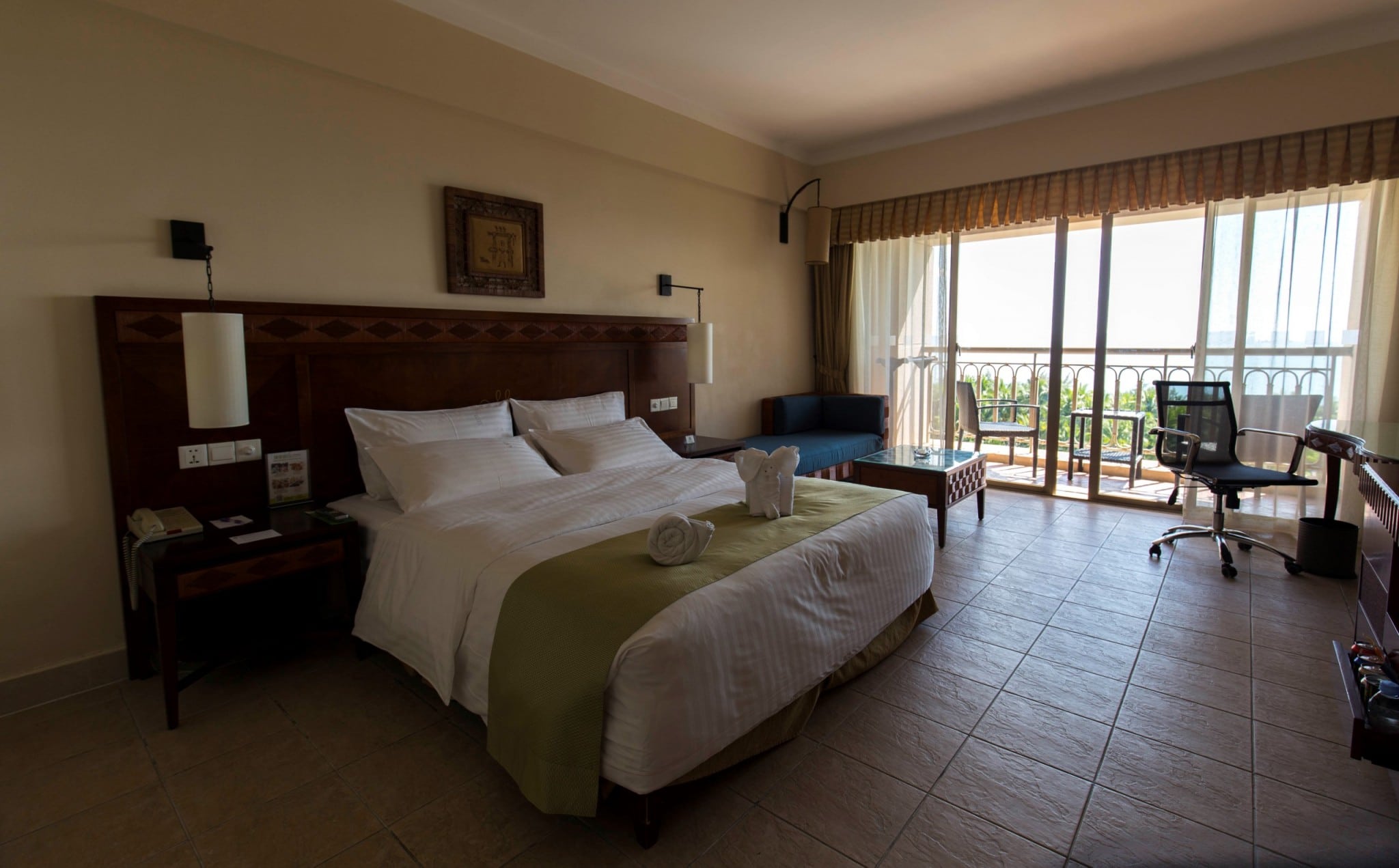 CHINA - Holiday Inn Resort Sanya Bay, a tropical beach resort on Hainan ...