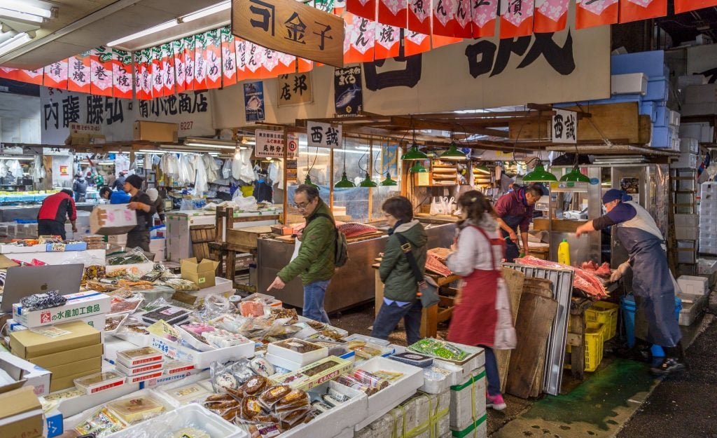 JAPAN - Experience Tokyo: Tsukiji fish market & a sushi workshop