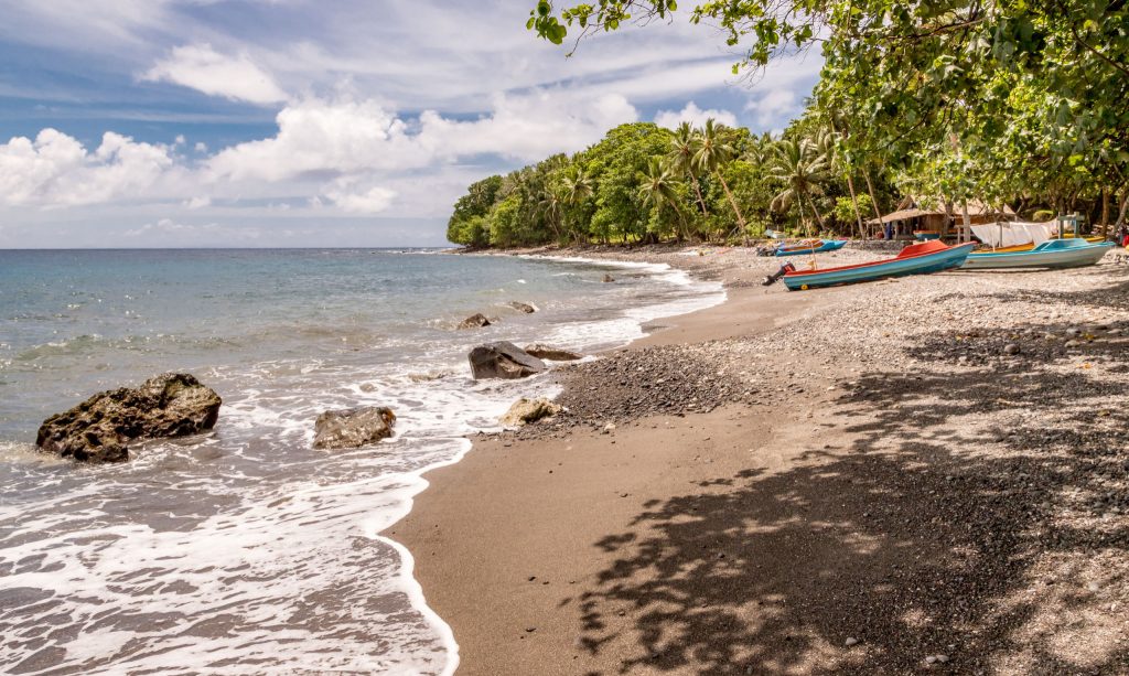 Beach and boats - SOLOMON ISLANDS - Savo Island day trip from Honiara (Guadalcanal)
