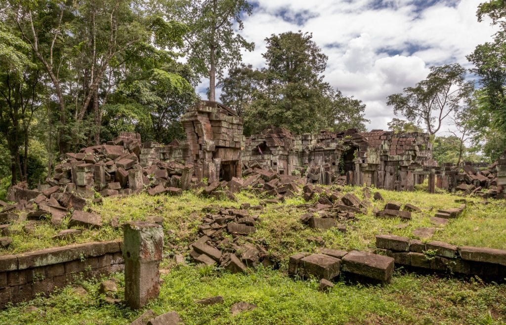 Collapsed temple - CAMBODIA - Preah Khan de Kompong Svay day trip from Siem Reap, a REAL jungle temple