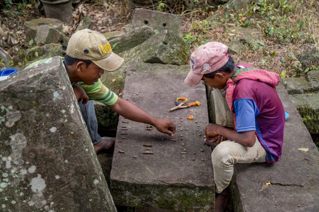 Kids playing games - CAMBODIA - Preah Khan de Kompong Svay day trip from Siem Reap, a REAL jungle temple