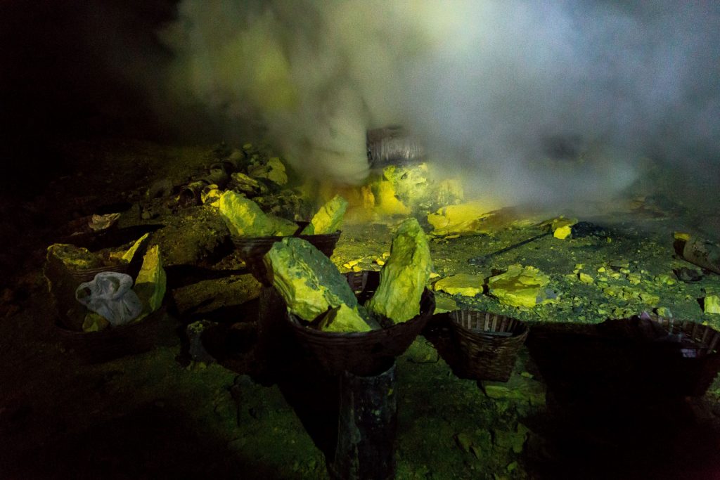 INDONESIA - Hiking the active & toxic Ijen volcano with its sulfur miners and blue fire