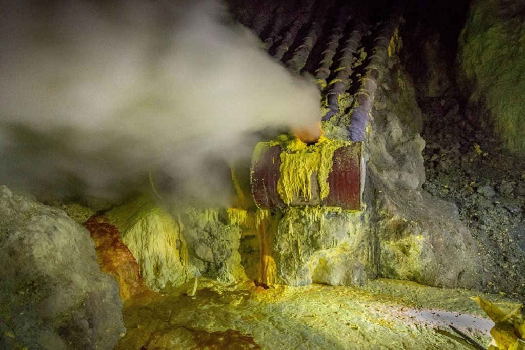 INDONESIA - Hiking the active & toxic Ijen volcano with its sulfur miners and blue fire
