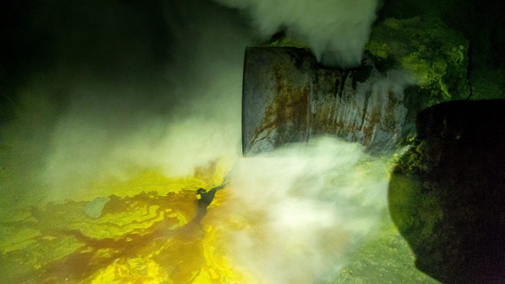 INDONESIA - Hiking the active & toxic Ijen volcano with its sulfur miners and blue fire