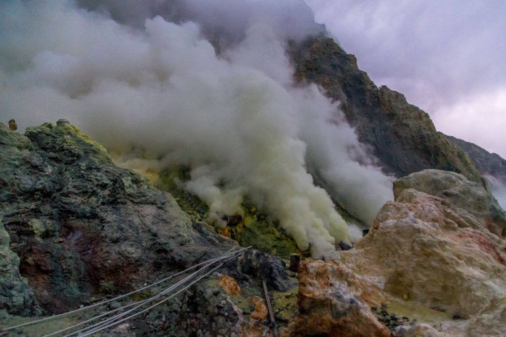 INDONESIA - Hiking the active & toxic Ijen volcano with its sulfur miners and blue fire