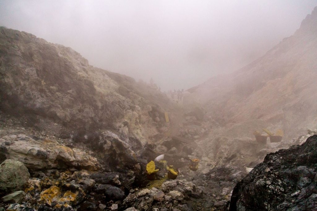 INDONESIA - Hiking the active & toxic Ijen volcano with its sulfur miners and blue fire