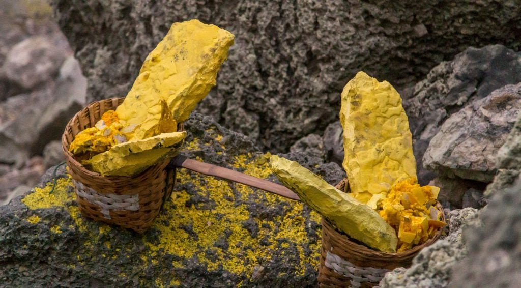 INDONESIA - Hiking the active & toxic Ijen volcano with its sulfur miners and blue fire
