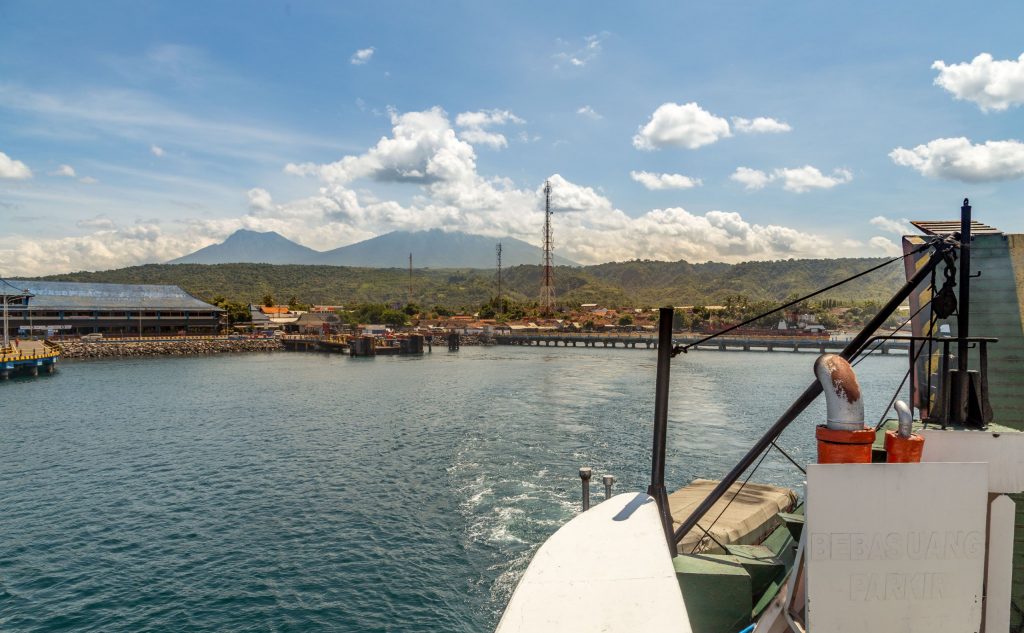 INDONESIA - Hiking the active & toxic Ijen volcano with its sulfur miners and blue fire