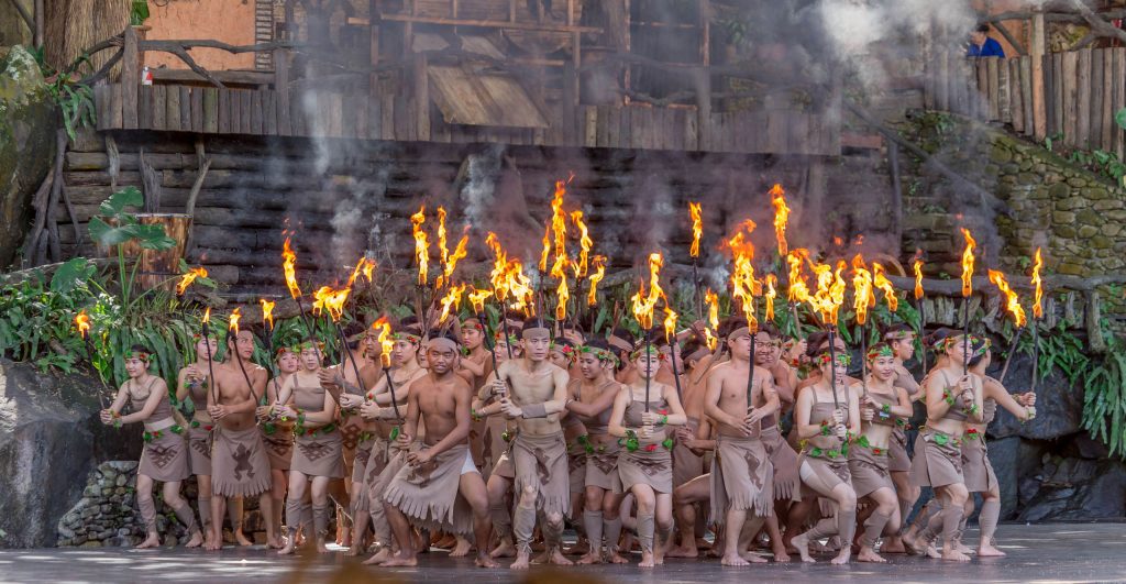 Traditional Dance with Fire - CHINA - Yanoda and Binglanggu Li & Miao: 2 must see parks near Sanya
