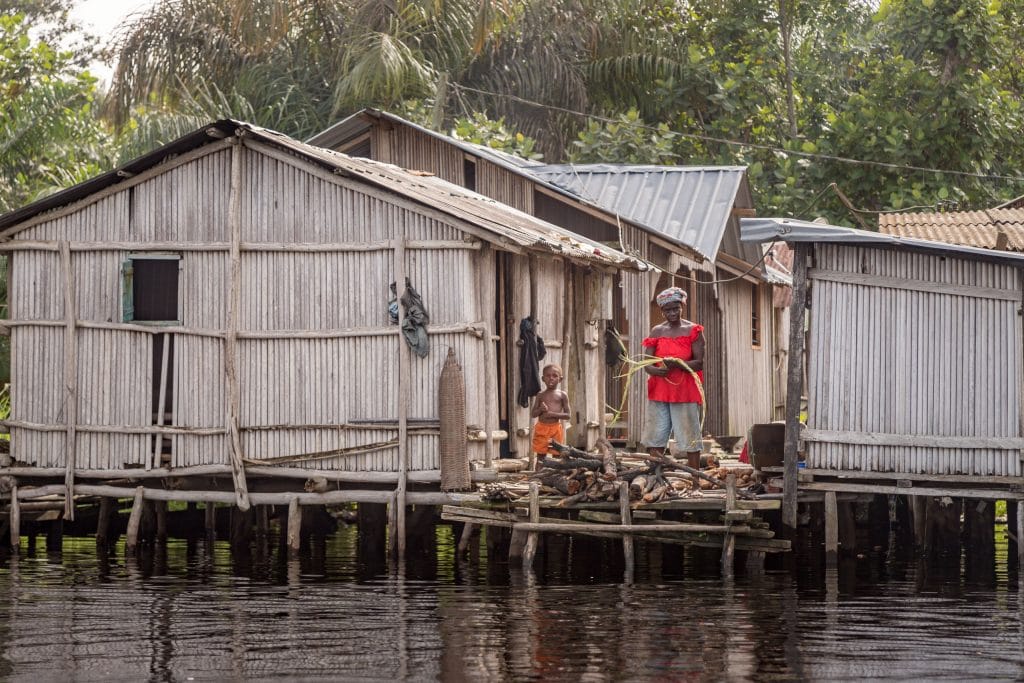 Kid helping mother - GHANA - Stilt village Nzulezo on lake Tadane (Beyin); day trip from Takoradi