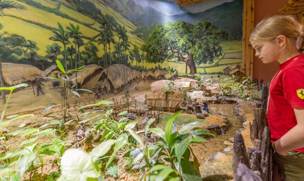 Replica Miniature Village - CHINA - Yanoda and Binglanggu Li & Miao: 2 must see parks near Sanya