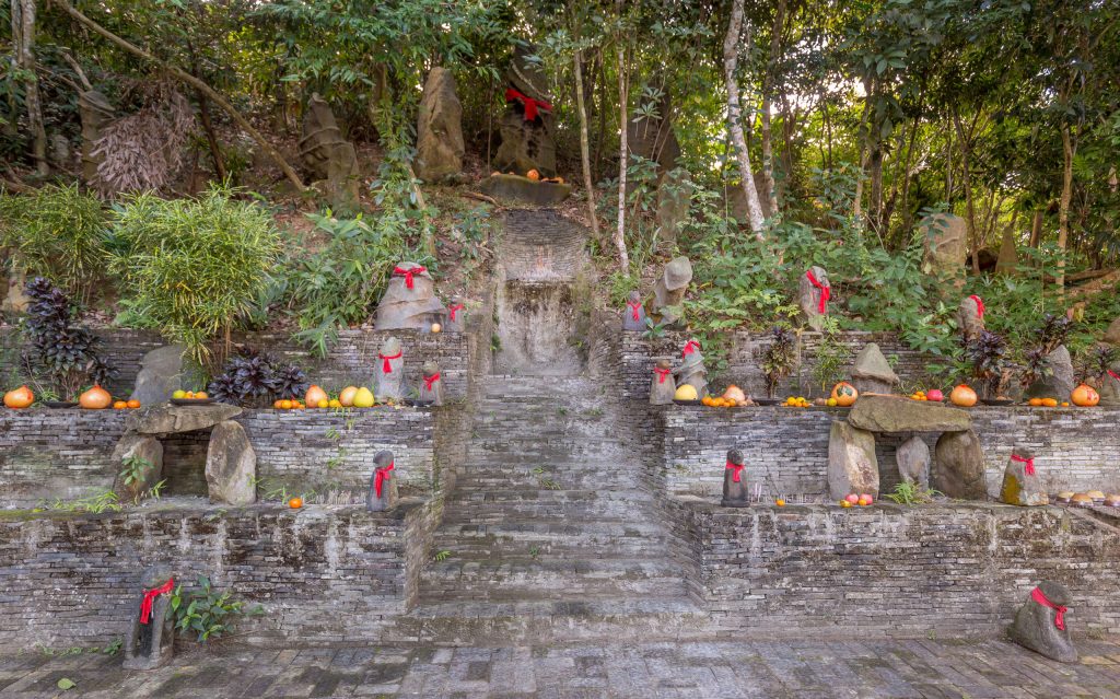 Temple Place of Worship - CHINA - Yanoda and Binglanggu Li & Miao: 2 must see parks near Sanya