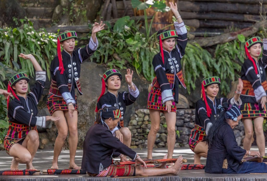 Traditional Costumed Dance - CHINA - Yanoda and Binglanggu Li & Miao: 2 must see parks near Sanya
