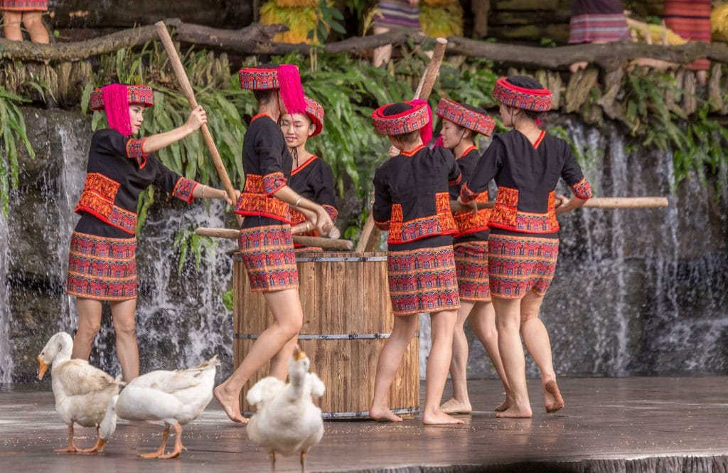 Traditional Costumed Dance - CHINA - Yanoda and Binglanggu Li & Miao: 2 must see parks near Sanya