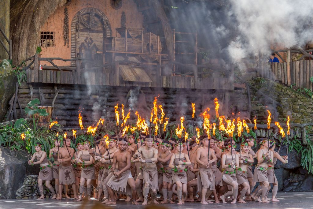 Traditional Dance with Fire - CHINA - Yanoda and Binglanggu Li & Miao: 2 must see parks near Sanya