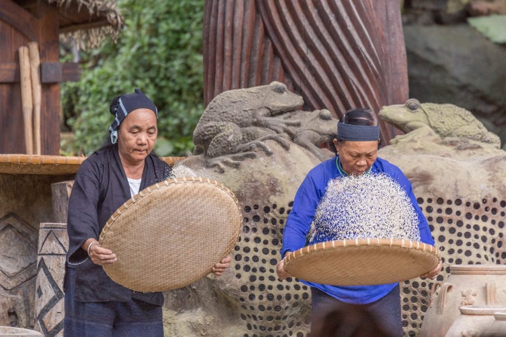 Traditional Costumed Dance - CHINA - Yanoda and Binglanggu Li & Miao: 2 must see parks near Sanya