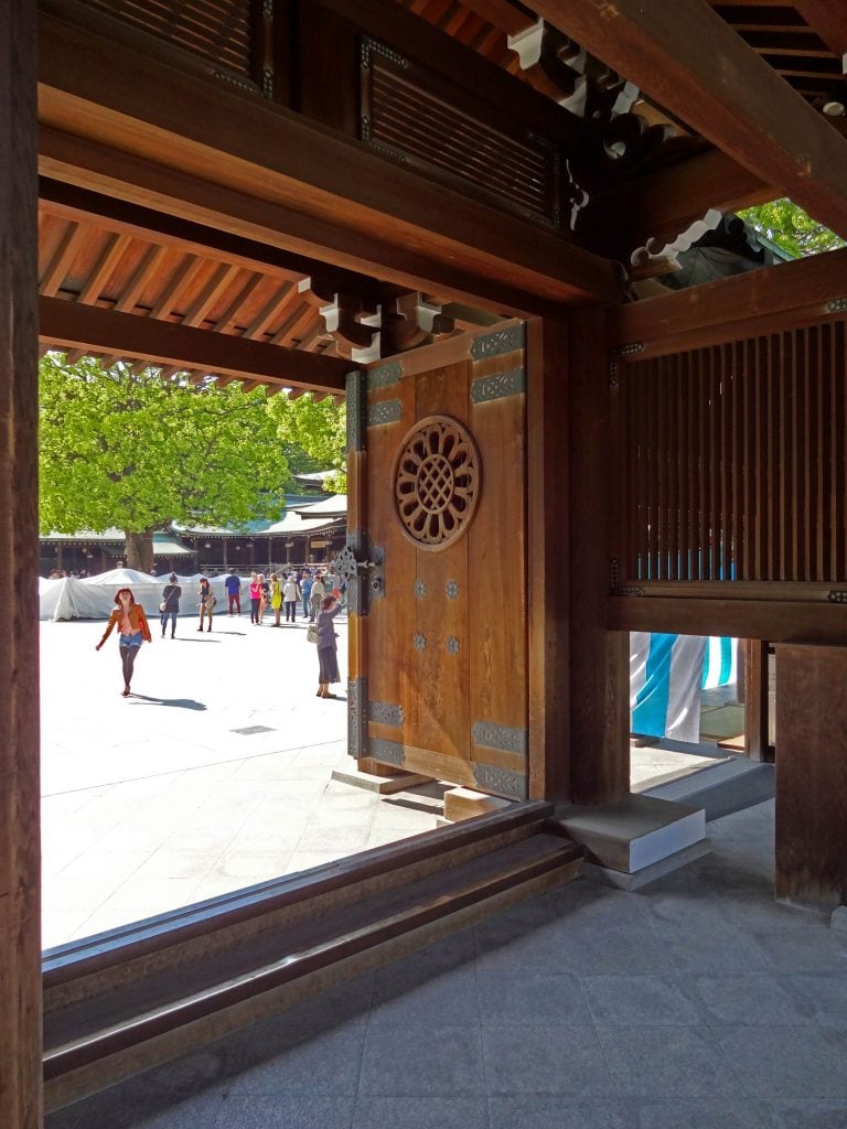 JAPAN - A day in West Tokyo: Skyscrapers & temples
