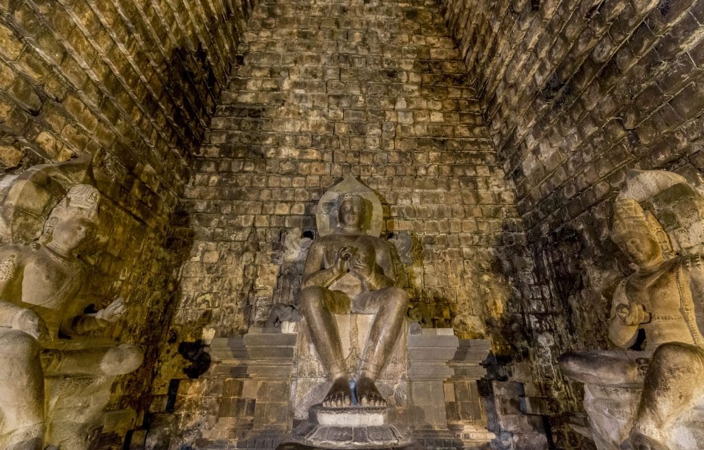 INDONESIA - Magical sunrise at the Borobudur temple & a tour in the area