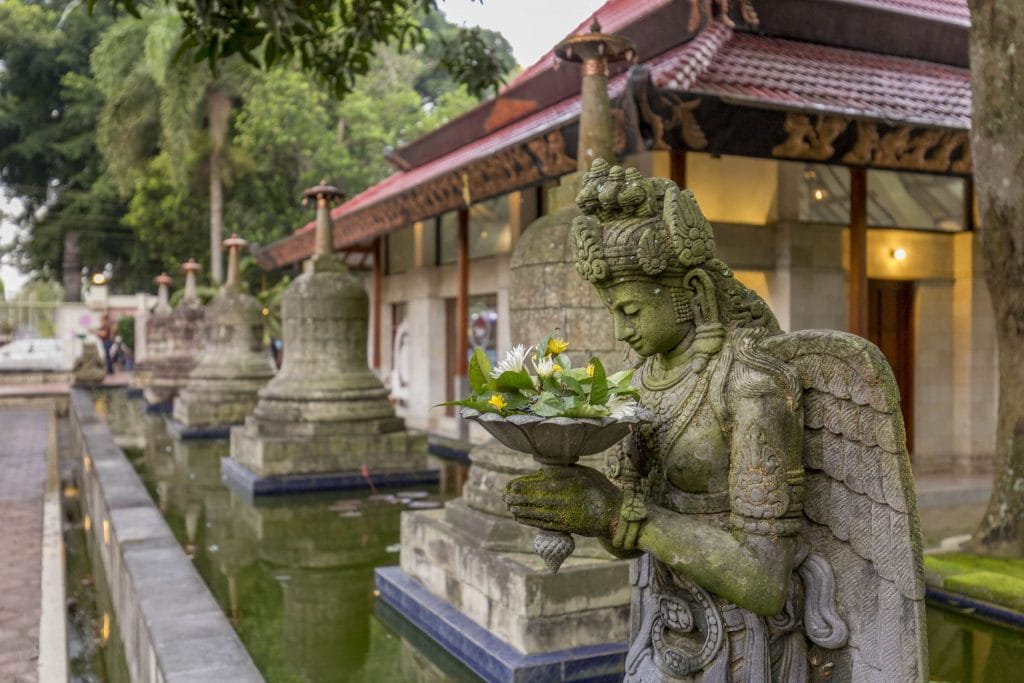 INDONESIA - Magical sunrise at the Borobudur temple & a tour in the area