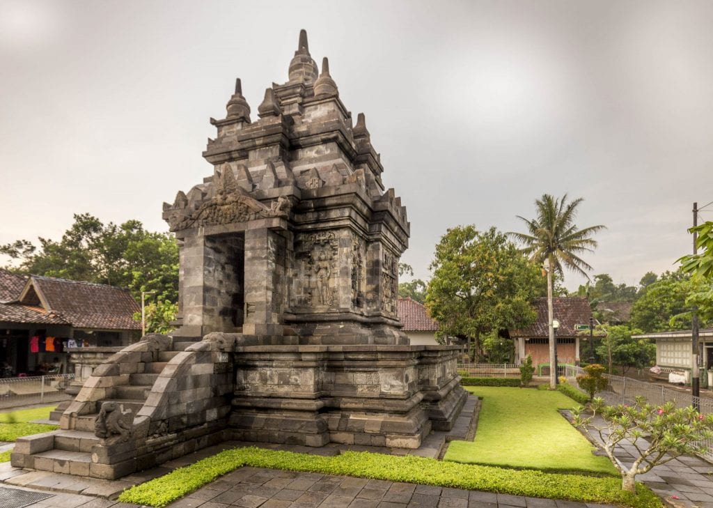 INDONESIA - Magical sunrise at the Borobudur temple & a tour in the area