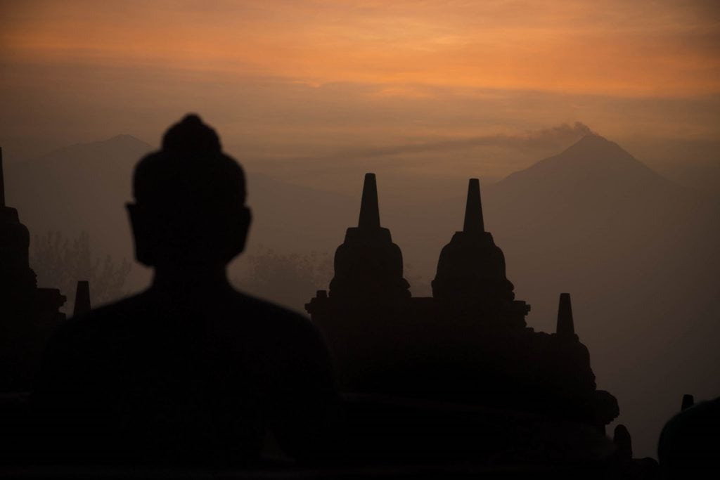 INDONESIA - Magical sunrise at the Borobudur temple & a tour in the area