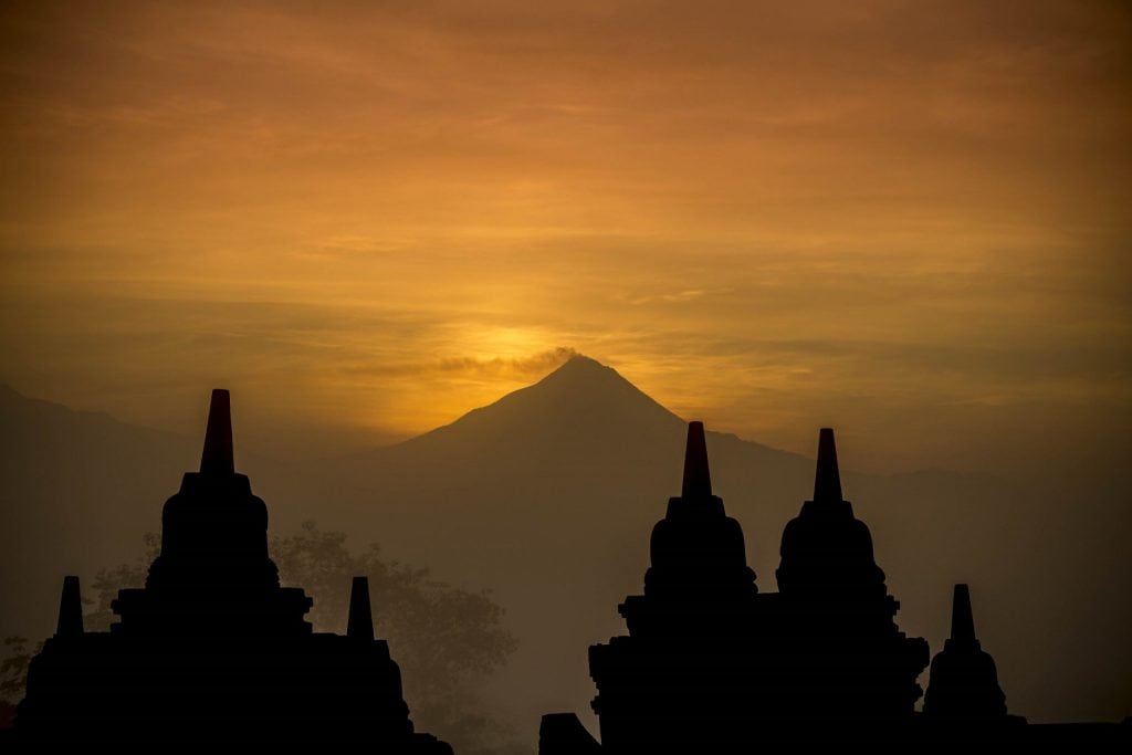 INDONESIA - Magical sunrise at the Borobudur temple & a tour in the area