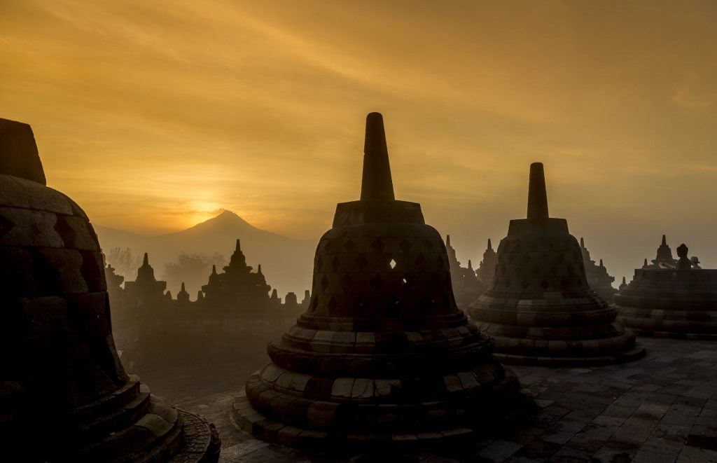 INDONESIA - Magical sunrise at the Borobudur temple & a tour in the area