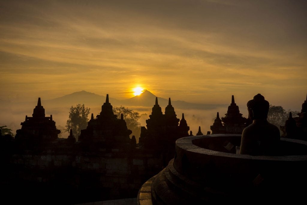 INDONESIA - Magical sunrise at the Borobudur temple & a tour in the area