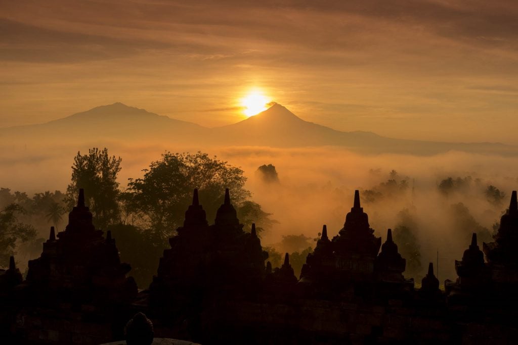 INDONESIA - Magical sunrise at the Borobudur temple & a tour in the area
