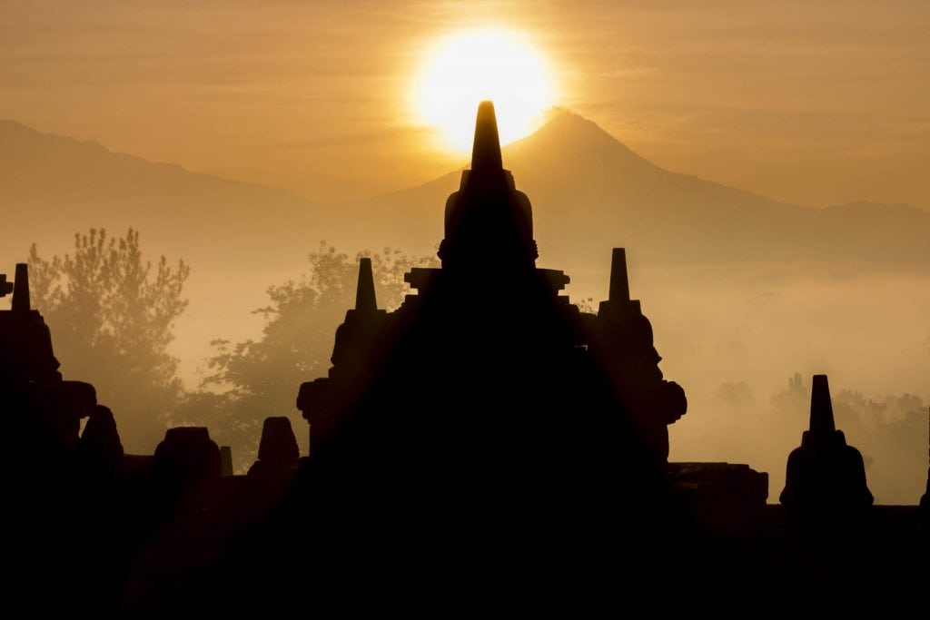 INDONESIA - Magical sunrise at the Borobudur temple & a tour in the area