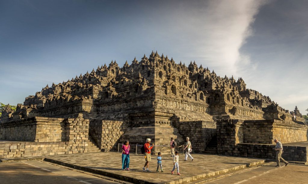 INDONESIA - Magical sunrise at the Borobudur temple & a tour in the area