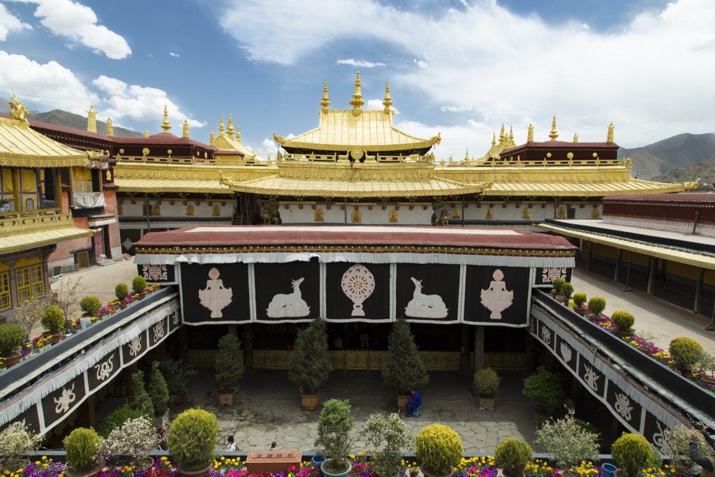TIBET - My first experience in Lhasa: a half day at the Jokhang Temple