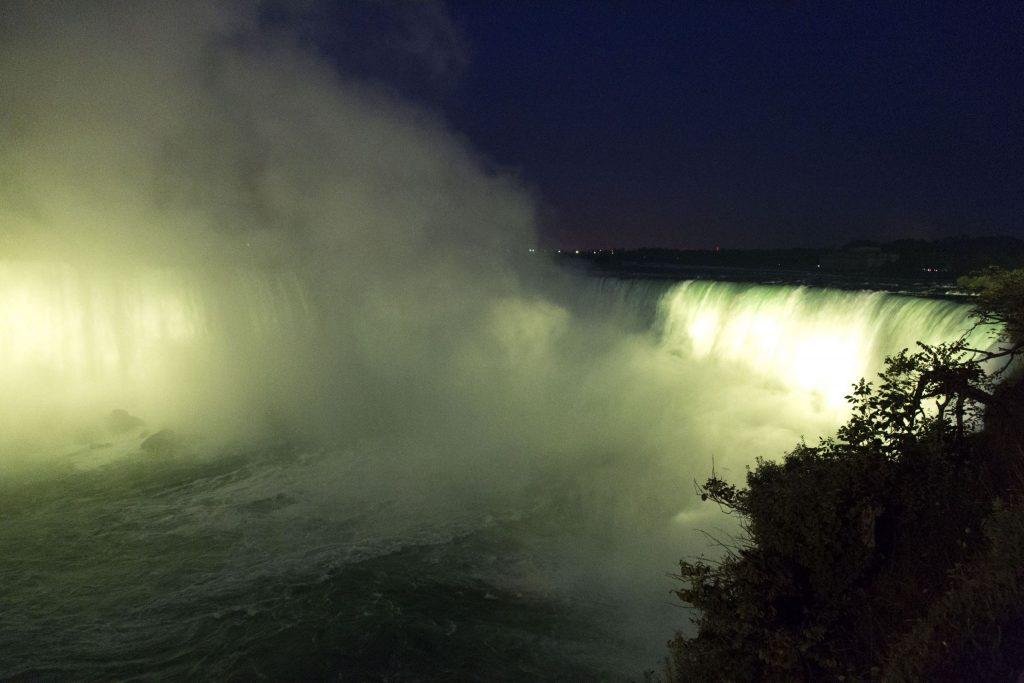 CANADA & USA – Two days exploring the Niagara Falls and its nightlife