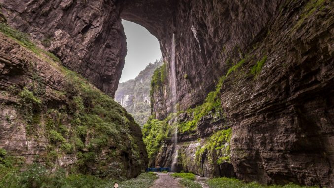 Tianlong-waterfall-Three-Natural-Bridges-CHINA-–-Wulong-Karst-National-Park-day-trip-from-Chongqing